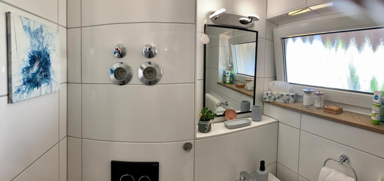 'Das kleine Feine' - Ruhige, helle Ferienwohnung mit Parkplatz und Balkon Pforzheim Exterior foto