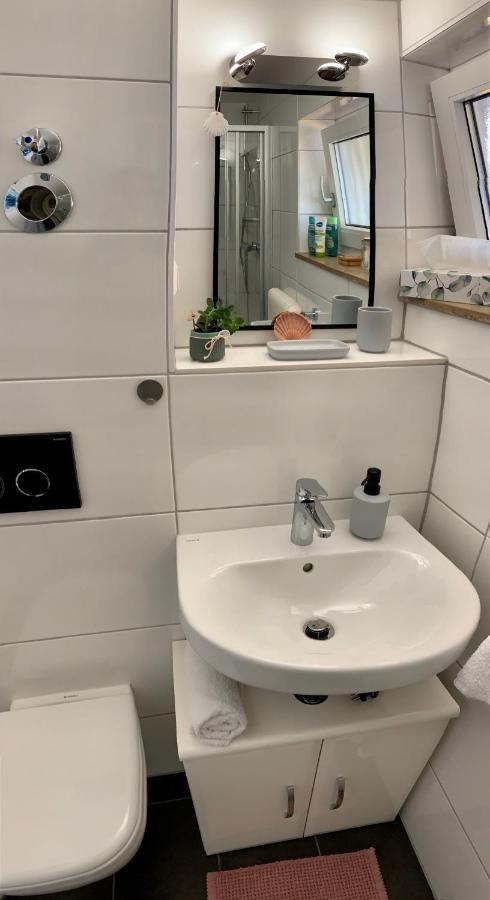 'Das kleine Feine' - Ruhige, helle Ferienwohnung mit Parkplatz und Balkon Pforzheim Exterior foto