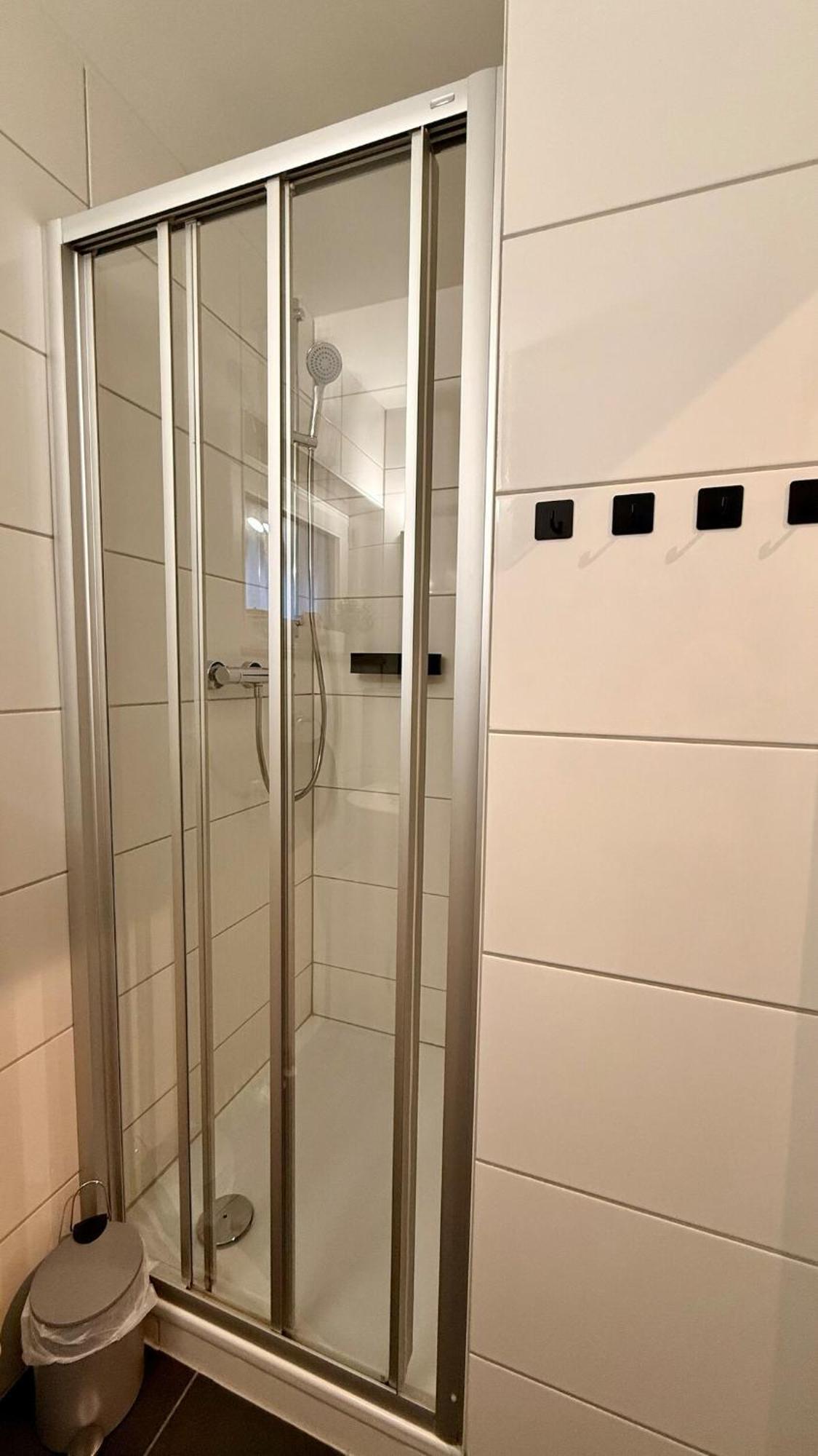 'Das kleine Feine' - Ruhige, helle Ferienwohnung mit Parkplatz und Balkon Pforzheim Exterior foto